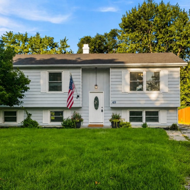 419 Deerpath Dr, Lindenhurst, Illinois